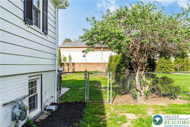 525 N Main St, Allentown City, PA 18104 - view of yard featuring a gate