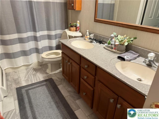 full bathroom featuring double vanity, toilet, a shower with shower curtain, and a sink