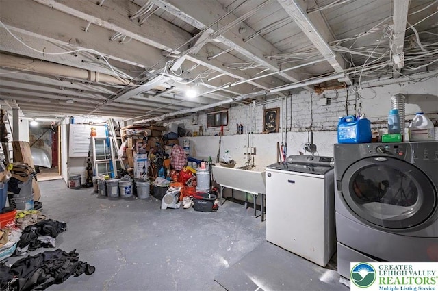 unfinished below grade area featuring a sink and independent washer and dryer