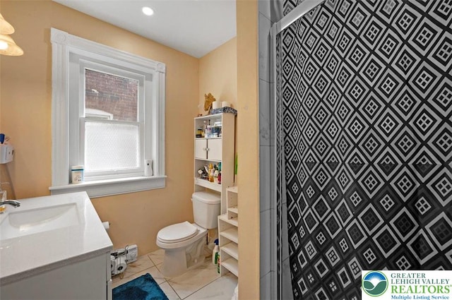 bathroom with toilet, a shower with curtain, and vanity