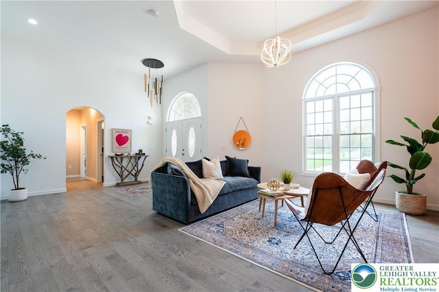 901 Meyer Rd, Bushkill Twp, PA 18064 - living area featuring arched walkways, plenty of natural light, a chandelier, and a towering ceiling