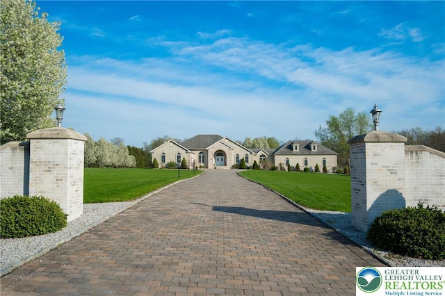 901 Meyer Rd, Bushkill Twp, PA 18064 - view of front facade with a front lawn