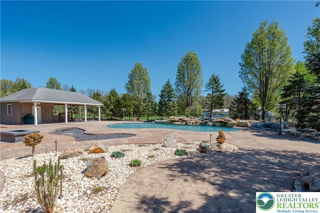901 Meyer Rd, Bushkill Twp, PA 18064 - surrounding community with a patio and a pool