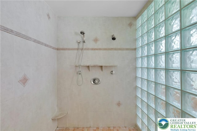 full bathroom featuring a tile shower