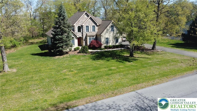 view of front of house featuring a front lawn