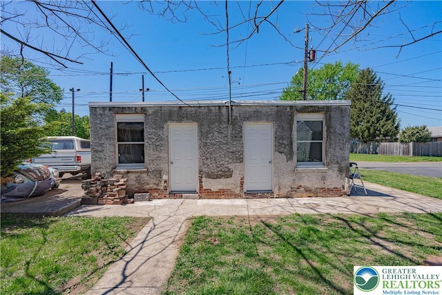 view of front of home featuring fence and a front lawn