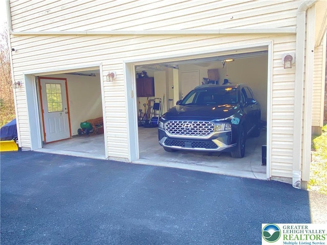 178 Stoney Ledge Dr, Jackson Twp, PA 18360 - view of garage