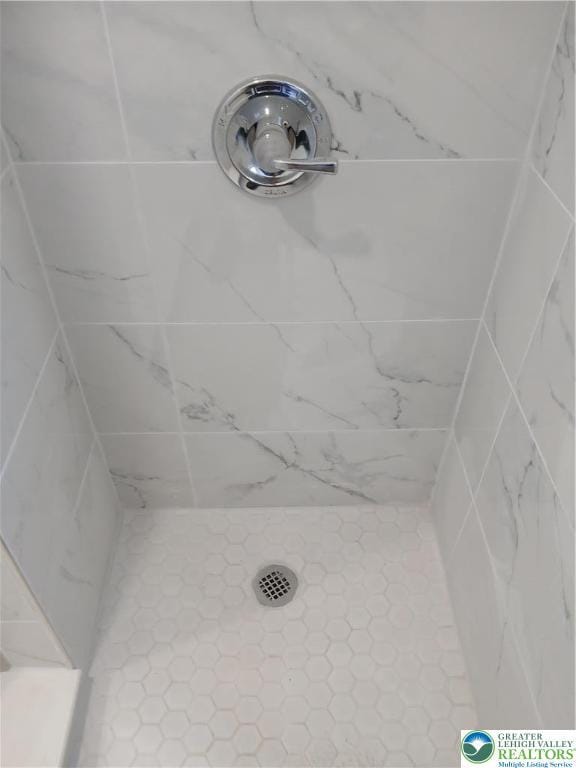 details featuring tiled shower