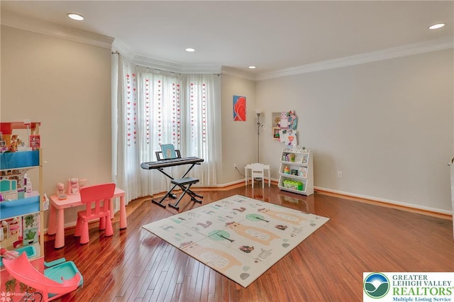 playroom featuring wood finished floors, baseboards, ornamental molding, and recessed lighting