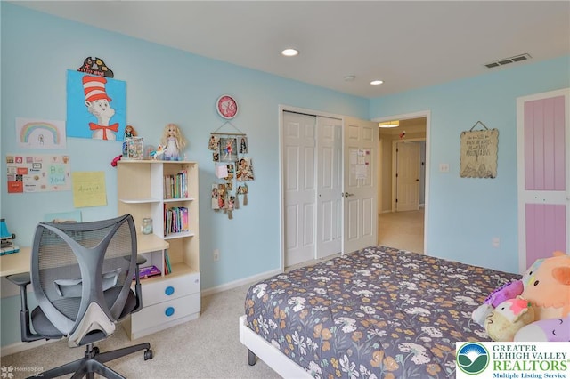 bedroom with carpet, a closet, visible vents, baseboards, and recessed lighting