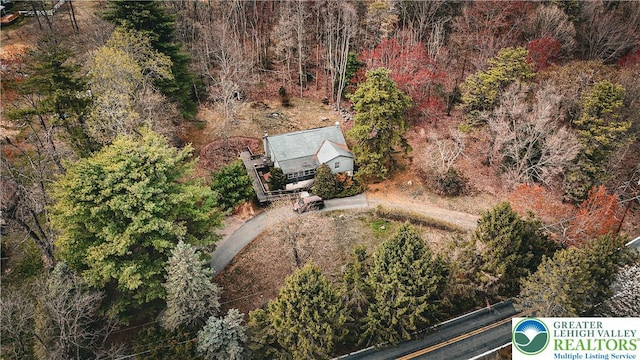 birds eye view of property featuring a wooded view