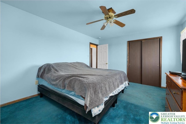bedroom featuring carpet floors, baseboards, ceiling fan, and a closet
