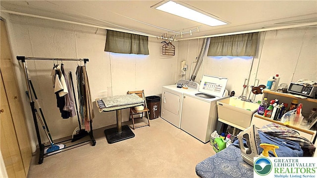laundry room featuring a sink and independent washer and dryer