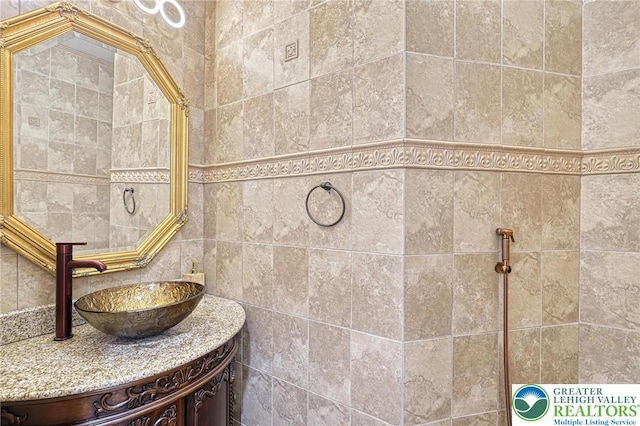 1231 Oakside Dr, Hanover Twp, PA 18017 - bathroom with vanity
