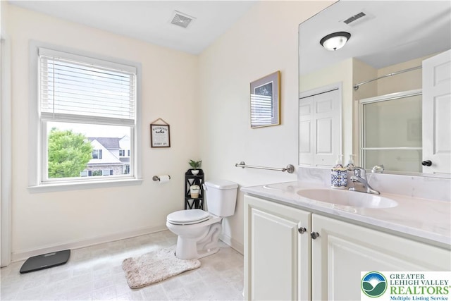 full bathroom featuring toilet, baseboards, visible vents, and vanity