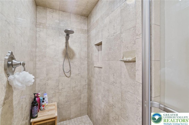 bathroom featuring a tile shower