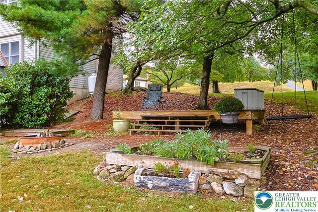 view of yard featuring a vegetable garden