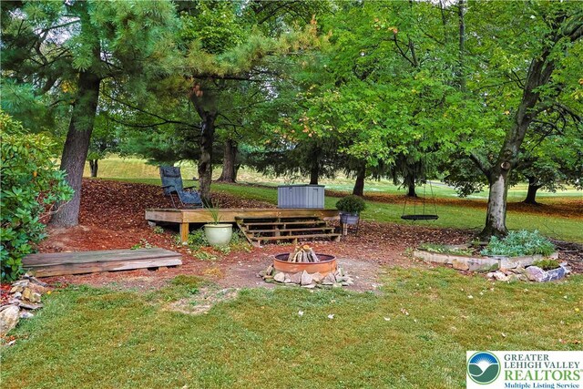 view of yard featuring a fire pit