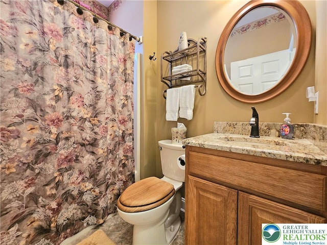 full bathroom featuring toilet, curtained shower, and vanity