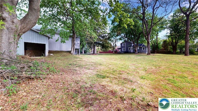 view of yard with an outbuilding