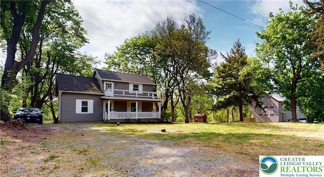 view of front of property featuring a porch and a front lawn