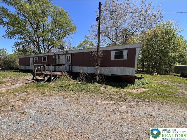 manufactured / mobile home with a wooden deck