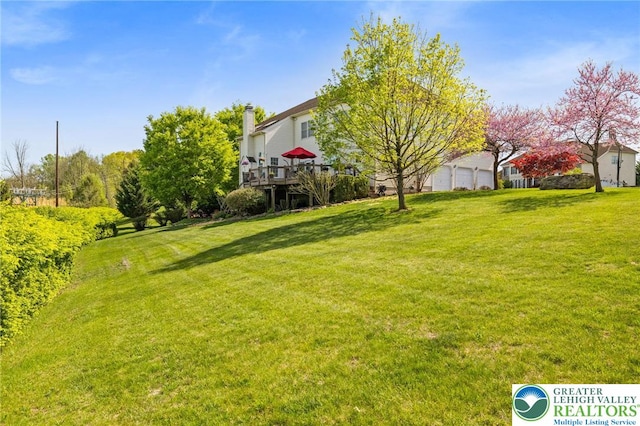 view of yard with a detached garage