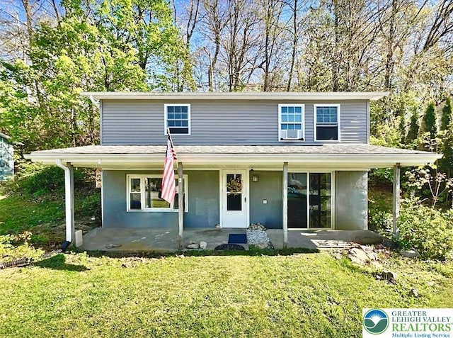 traditional-style home with cooling unit and a front yard