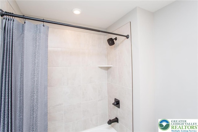 full bath with recessed lighting and shower / bath combo