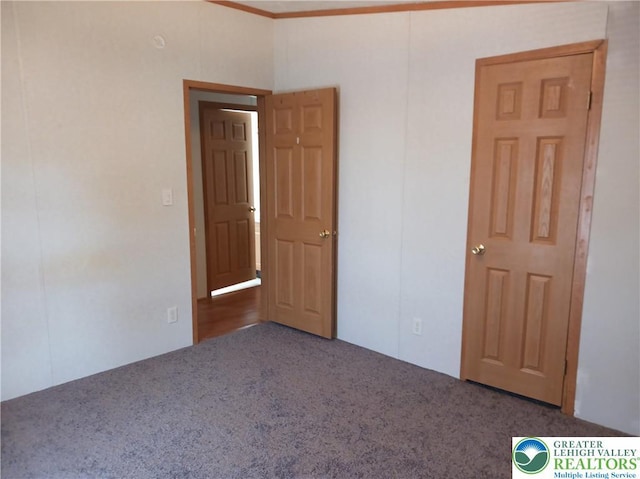 unfurnished bedroom with carpet floors