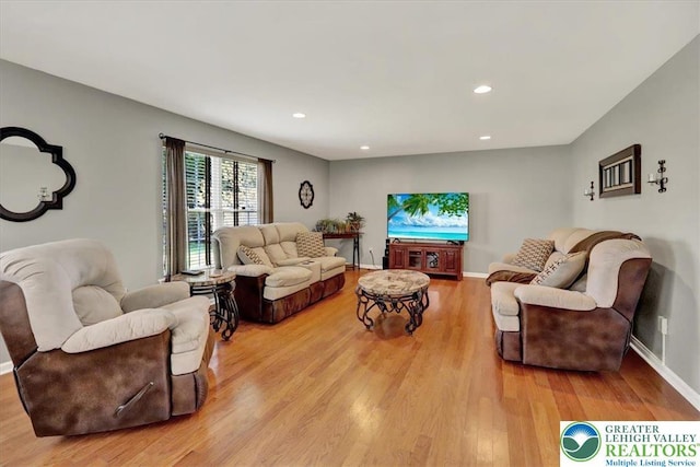 living area featuring recessed lighting, baseboards, and light wood-style flooring