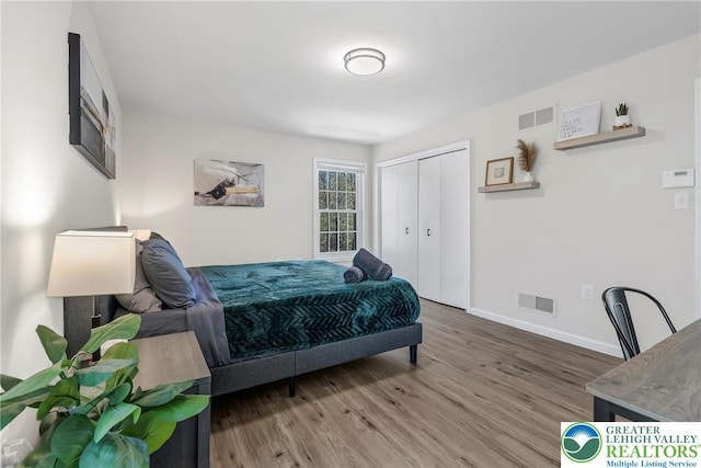 511 Lakeside Dr, Stroud Twp, PA 18301 - bedroom with baseboards, visible vents, wood finished floors, and a closet