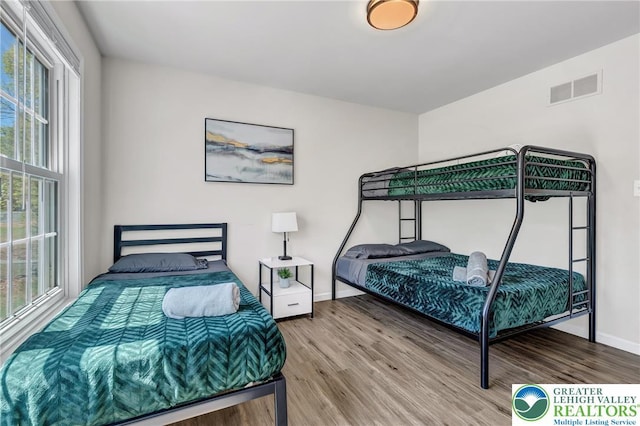 511 Lakeside Dr, Stroud Twp, PA 18301 - bedroom featuring baseboards, wood finished floors, and visible vents