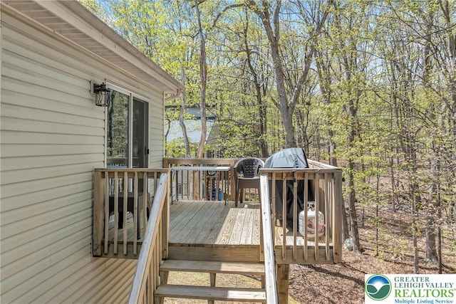511 Lakeside Dr, Stroud Twp, PA 18301 - view of wooden terrace
