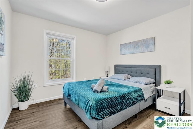 511 Lakeside Dr, Stroud Twp, PA 18301 - bedroom featuring baseboards and wood finished floors