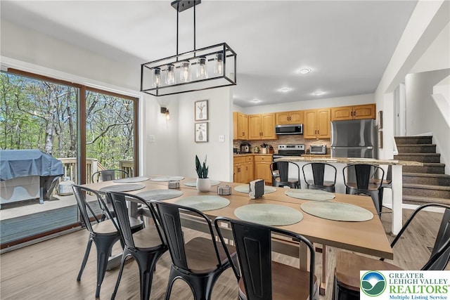 511 Lakeside Dr, Stroud Twp, PA 18301 - dining space with stairway and light wood finished floors