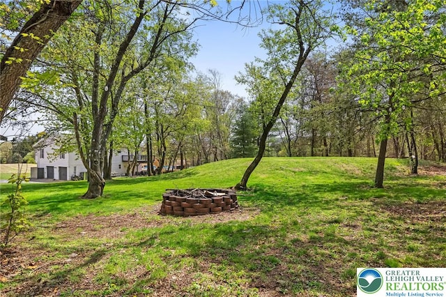 view of yard with a fire pit