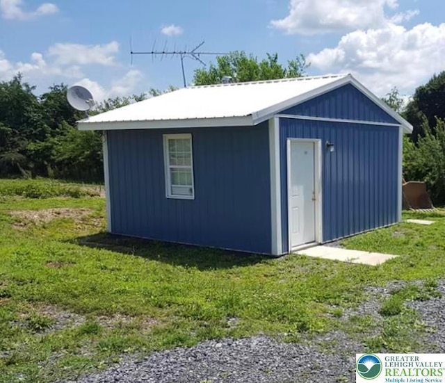 view of outdoor structure with an outdoor structure