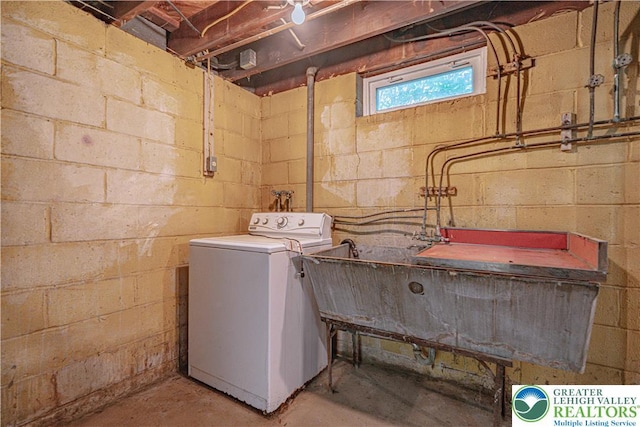 clothes washing area with laundry area and washer / dryer