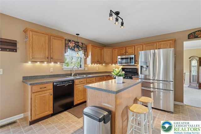 2735 Limeport Rd, Milford Twp, PA 18951 - kitchen featuring a sink, baseboards, black appliances, and visible vents