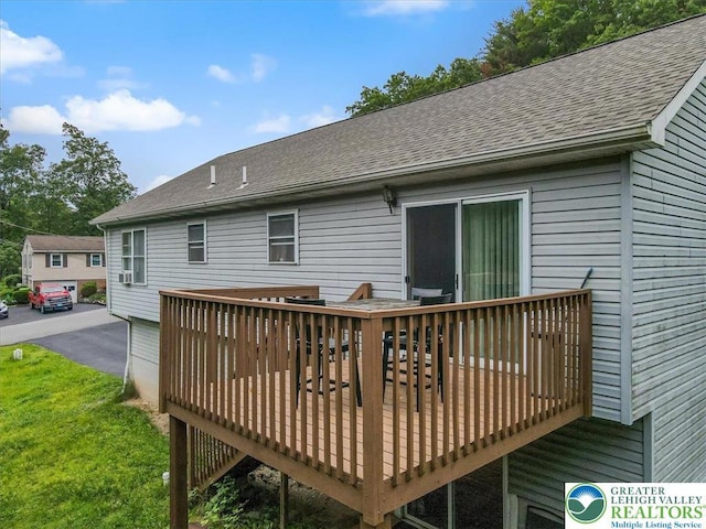 838 Cayuga Way, Stroud Twp, PA 18360 - view of deck