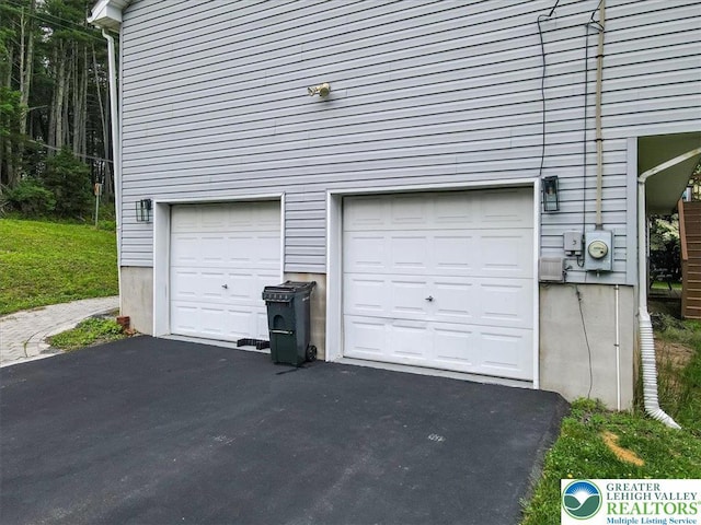 838 Cayuga Way, Stroud Twp, PA 18360 - garage with driveway