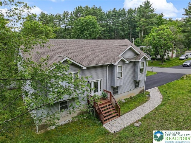838 Cayuga Way, Stroud Twp, PA 18360 - view of front of property featuring a shingled roof and a front lawn
