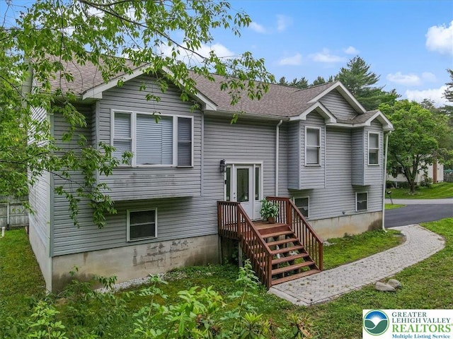 838 Cayuga Way, Stroud Twp, PA 18360 - rear view of property with a lawn and a shingled roof