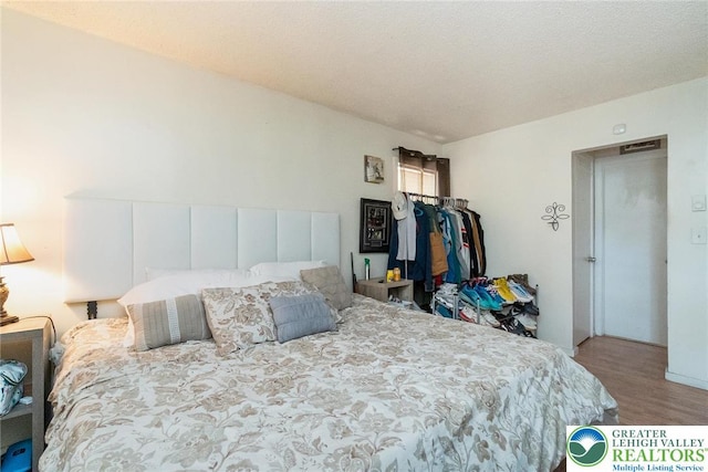1231 Kensington Dr, Stroud Twp, PA 18301 - bedroom with wood finished floors