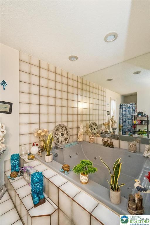 1231 Kensington Dr, Stroud Twp, PA 18301 - interior space