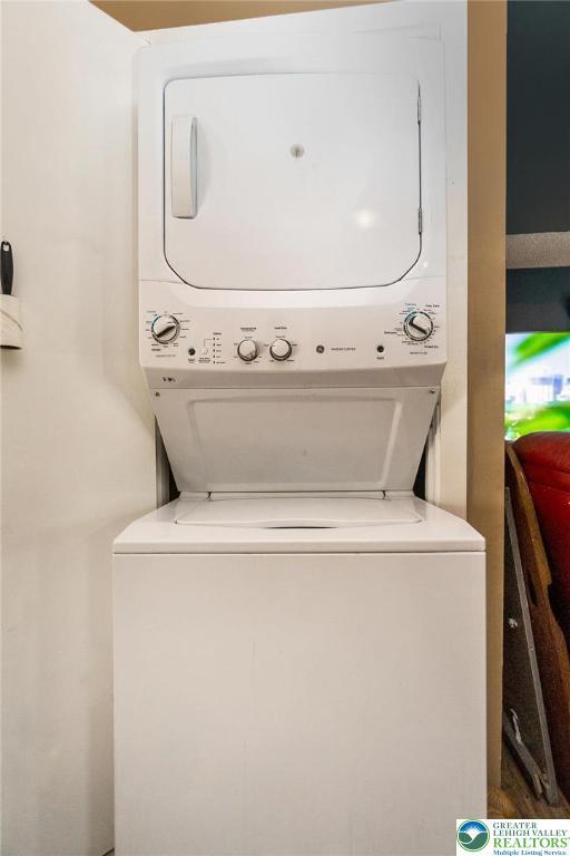 1231 Kensington Dr, Stroud Twp, PA 18301 - laundry room with laundry area and stacked washer / dryer