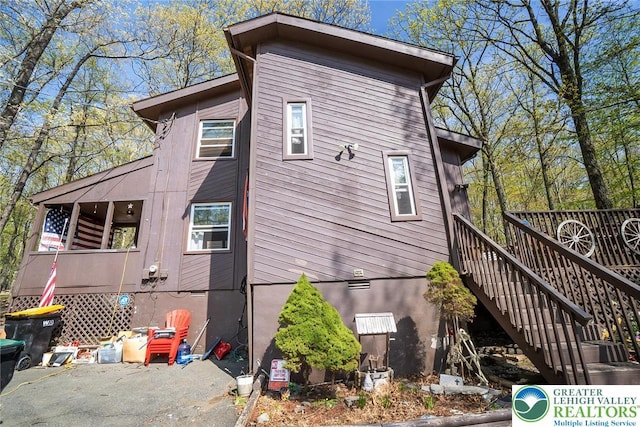 1231 Kensington Dr, Stroud Twp, PA 18301 - view of property exterior featuring stairs