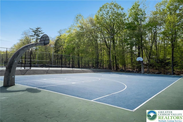 1231 Kensington Dr, Stroud Twp, PA 18301 - view of sport court featuring community basketball court and fence