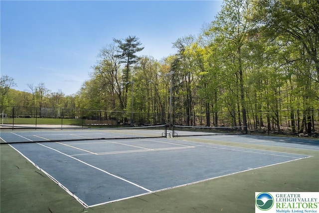 1231 Kensington Dr, Stroud Twp, PA 18301 - view of sport court featuring a wooded view, fence, and community basketball court